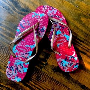 Like new Havaianas slim flip flops